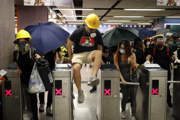  Protesters, police play cat-and-mouse game across Hong Kong
