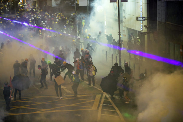  Protesters, police play cat-and-mouse game across Hong Kong