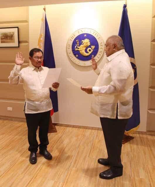 Former agriculture Secretary Emmanuel Piñol takes his oath before Executive Secretary Salvador Medialdea on Wednesday, August 14, 2015, as Mindanao Development Authority Chair. Photo from Piñol's Facebook account