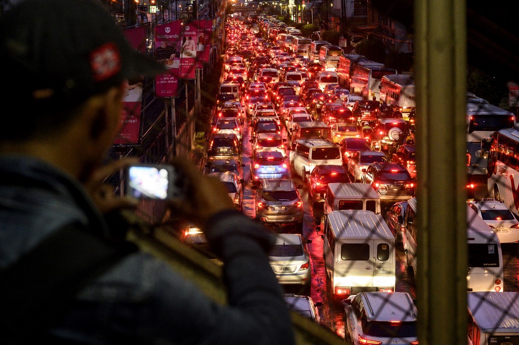 This photo taken on August 9, 2019 shows heavy traffic during rush hour along the EDSA highway in Manila. - Gridlock in Manila is costing lives as ambulances stuck in traffic face severe delays in the race against the clock to reach the city's hospitals, medics warn. (Photo by NOEL CELIS / AFP) / TO GO WITH AFP STORY PHILIPPINES-HEALTH-TRAFFIC-AMBULANCE,FEATURE BY CECIL MORELLA