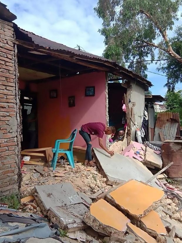 A resident inspects a collapsed wall of his house in Ambon, Indonesia's Maluku islands, on September 26, 2019, following a 6.5-magnitude earthquake on September 26, 2019. - A strong 6.5-magnitude earthquake hit off the remote Maluku islands in eastern Indonesia on September 26, US seismologists said, but no tsunami warning was issued. (Photo by AISYAH PUTRI / AFP)