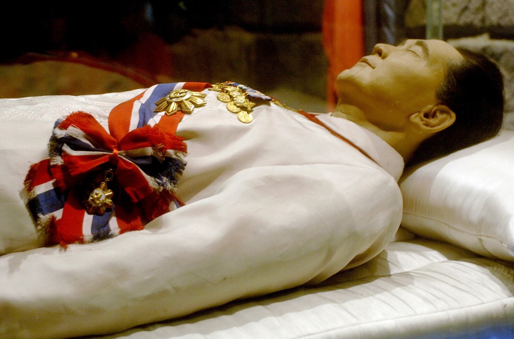 The body of the late Philippines president Ferdinand Marcos lies preserved in a refrigerated glass crypt at the Marcos family home in the northern town of Batac, Ilocos norte, northern Philippines 11 September 2006. The Marcos family announced on the occasion of the former president's 89th birthday that her widow Imelda Marcos is open to the idea of giving up her 17 year-old bid for a state funeral for her late husband. AFP PHOTO/Jay DIRECTO (Photo by JAY DIRECTO / AFP)