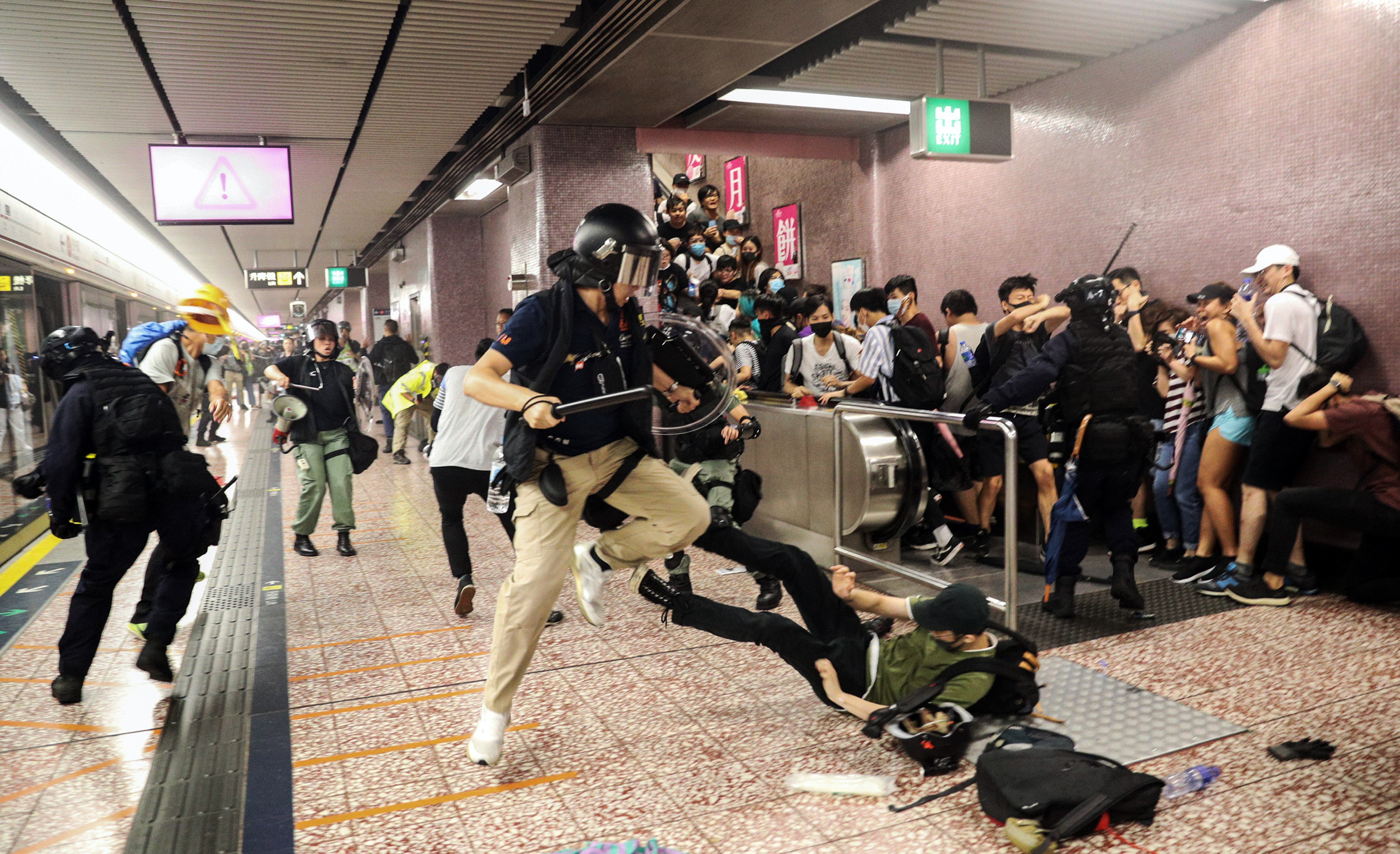 Police attempt to arrest protesters at Prince Edward MTR Station, Hong Kong, Saturday, Aug. 31, 2019. Hundreds of people are rallying in an athletic park in central Hong Kong as a 13th-straight weekend of pro-democracy protests gets underway. (Ring Yu/HK01 via AP)