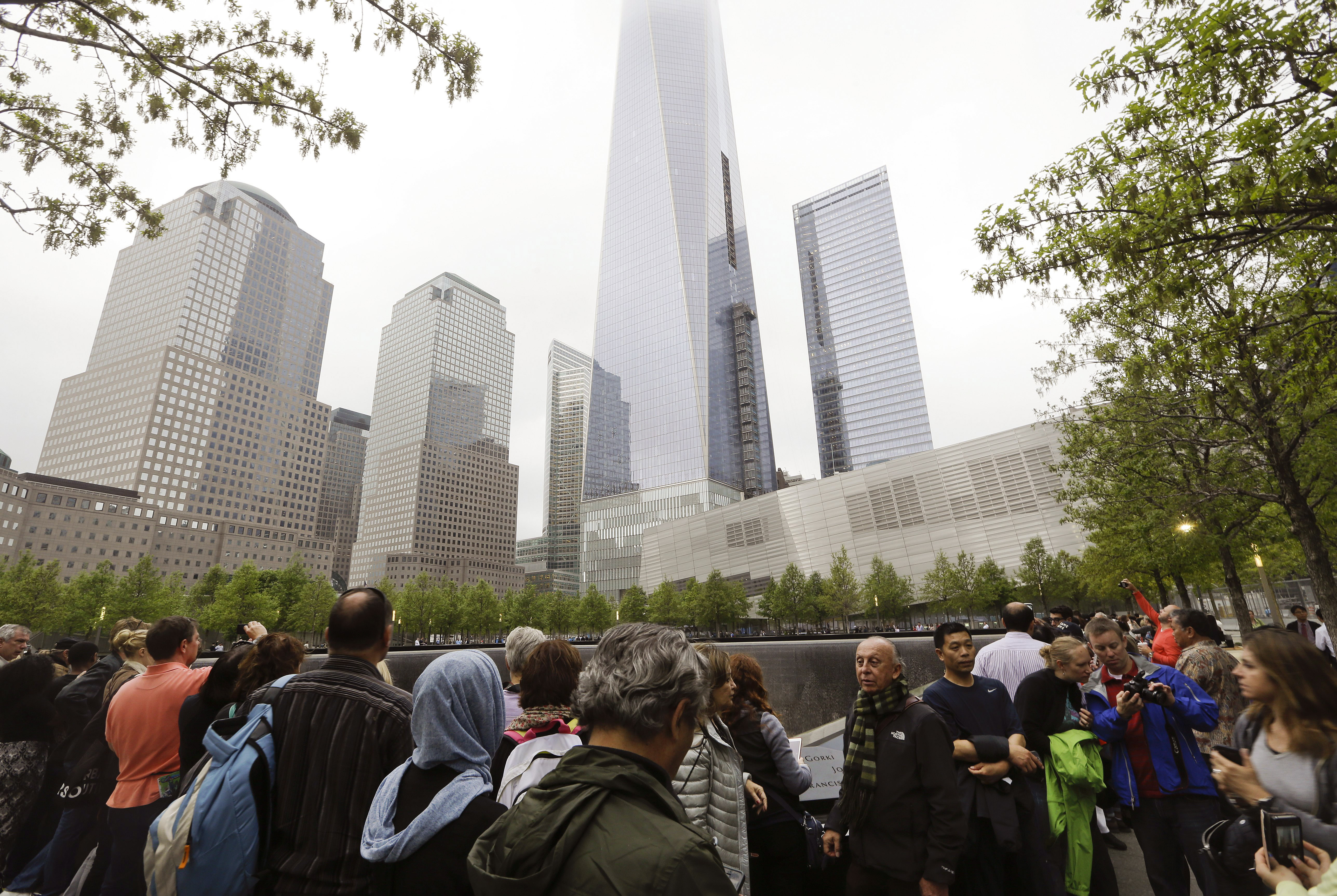Память 9 11. Мемориал 9/11 в Нью-Йорке. Памятник 11 сентября в Нью-Йорке. Мемориал башни Близнецы в Нью-Йорке. Мемориал 911 в Нью-Йорке.