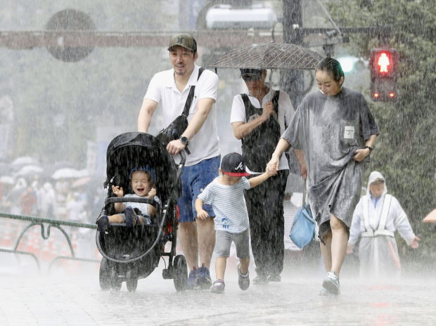  Typhoon blows across metropolitan Tokyo, disrupting travel