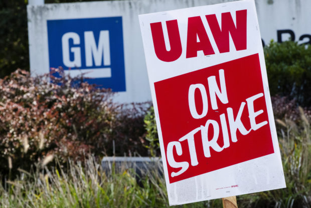  GM reverses course, says strikers will keep health coverage