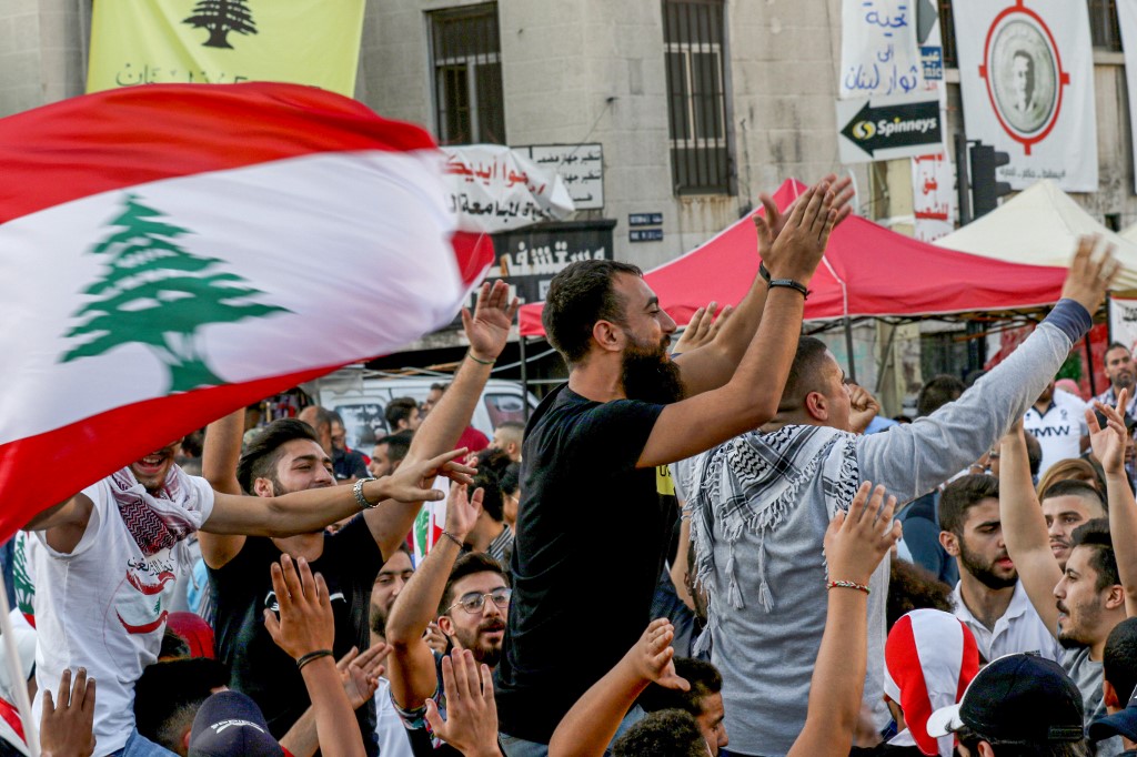lebanon Lebanese anti-government protesters celebrate the resignation of Prime Minister Saad Hariri in the southern city of Sidon on October 29, 2019 on the 13th day of anti-government protests. (Photo by Mahmoud ZAYYAT / AFP)