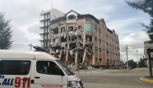 Quake-damaged building in Kidapawan