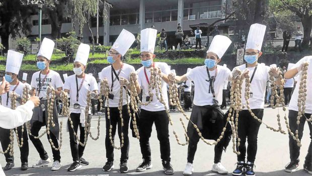 In Baguio, tourists treated to ‘longest longganisa chain’