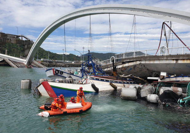  Towering arch bridge falls in Taiwan bay, 5 feared missing