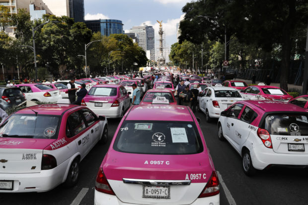  Mexico City taxi drivers block traffic to protest Uber