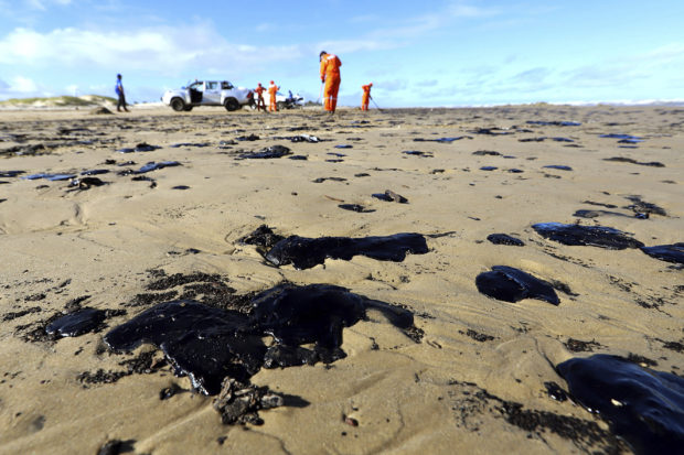  Crude oil reaches tourist beach in the 'Brazilian Caribbean'