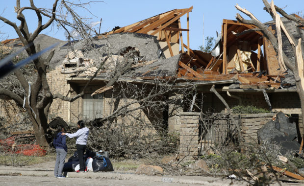  Tornado slams Dallas; 4 killed in Arkansas, Oklahoma
