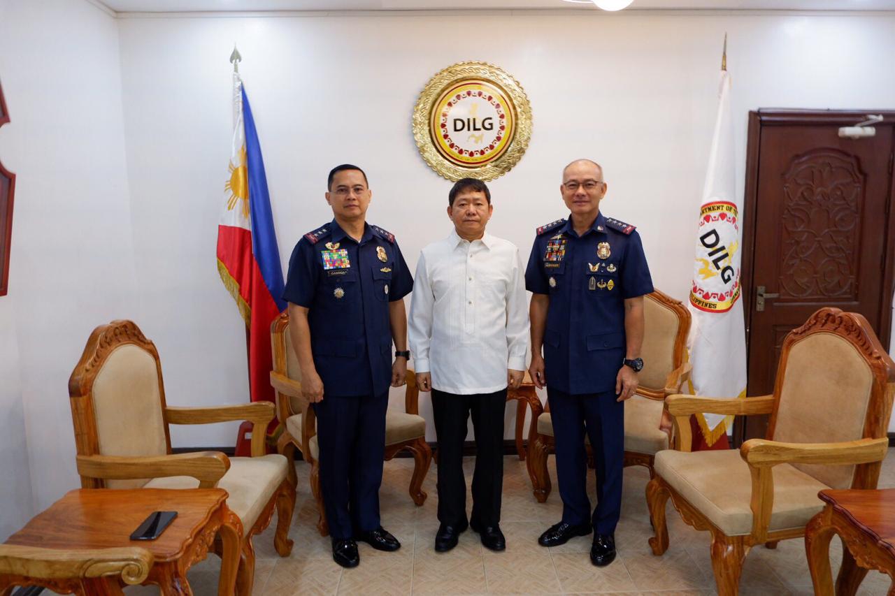 Interior Secretary Eduardo Año (center) presides the simple turn-over of command of the PNP between Lt. Gen. Archie Gamboa (left) and Gen. Oscar Albayalde, who announced on Monday he went on non-duty status weeks before his retirement. (Photo from PNP)