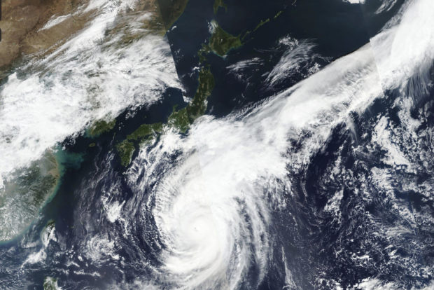 Typhoon advancing toward Tokyo area on holiday weekend
