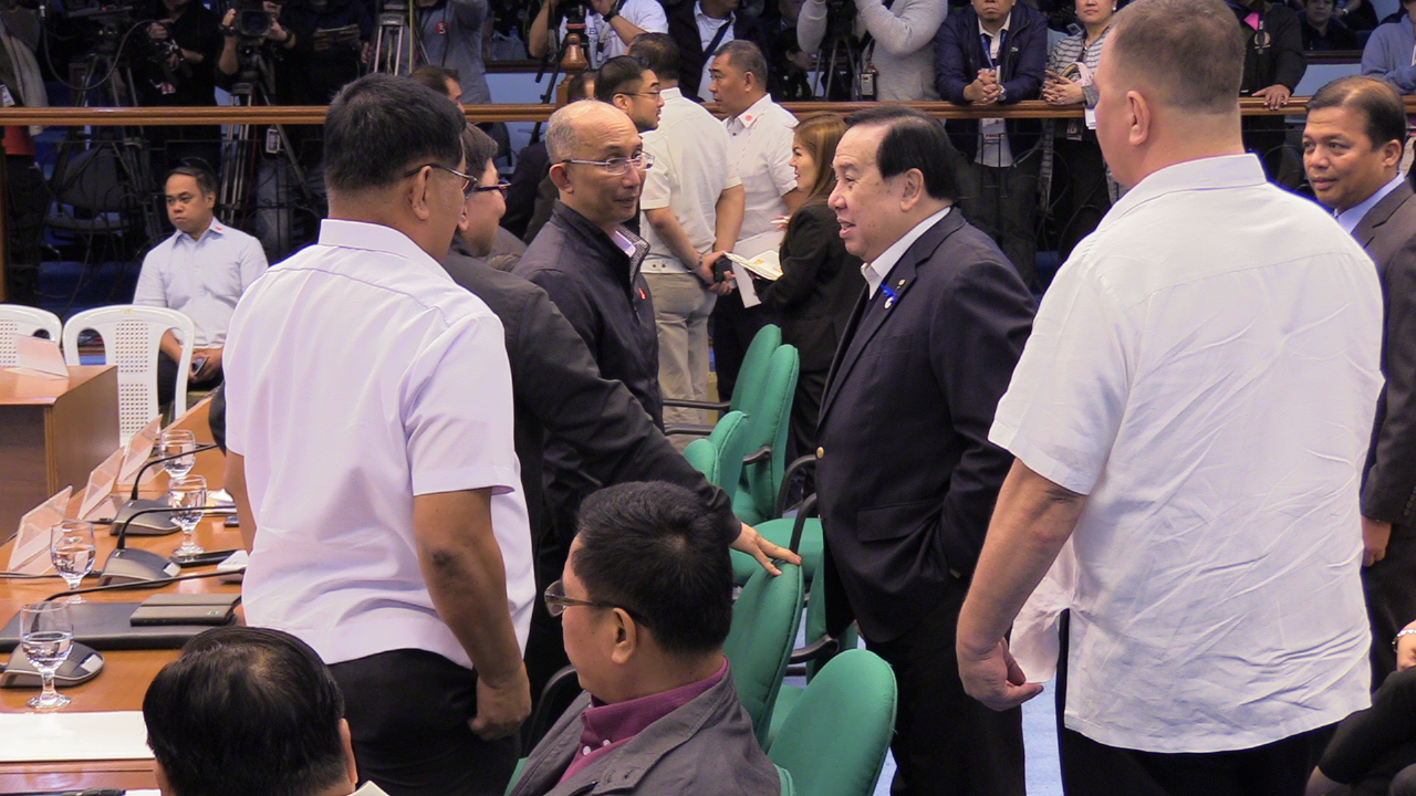 Senate Blue Ribbon Chair Richard Gordon speaks to Former CIDG chief and Baguio City Mayor Benjamin Magalong, PDEA Director General Aaron Aquino and Former PNP Cief Alan Purisima before the start of the Senate Blue Ribbon Committee on the alleged Ninja Cops on October 9, 2019. INQUIRER.NET PHOTO/CATHY MIRANDA