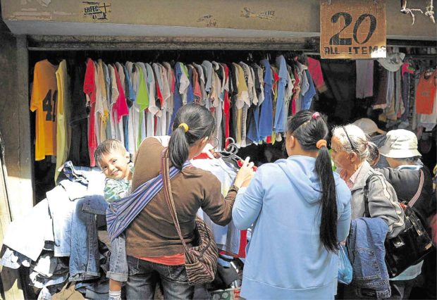 PREOWNEDA group of mothers sifts through a pile of preowned clothes, sold at P20 each, in a “wag-wagan” or “ukay-ukay” shop in Baguio City. —EV ESPIRITU