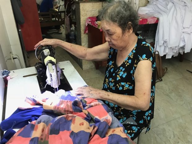 In Vietnam, 77-year-old continues to look out for disadvantaged, makes blankets for them