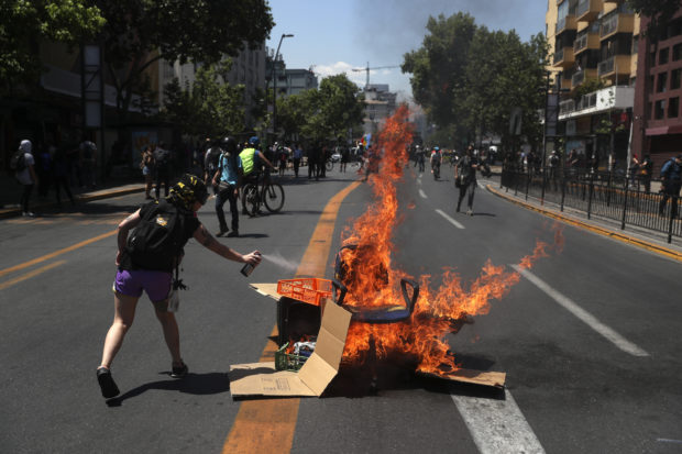 Chile: president promotes minimum wage hike to quell unrest