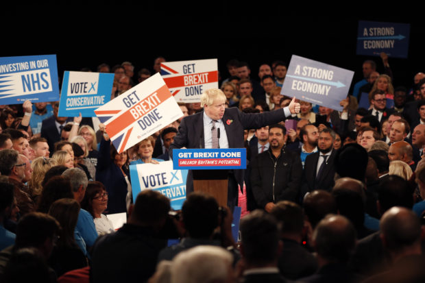  Johnson tries to shake off rocky start as UK election begins