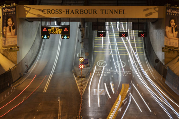  Hong Kong tunnel reopens, campus siege nears end