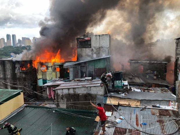 Fire hits houses in Mandaluyong City