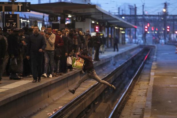 Passenger jumps across railroad tracks in Paris