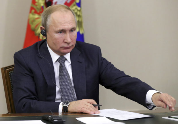 Putin signs bill targeting journalists and bloggers