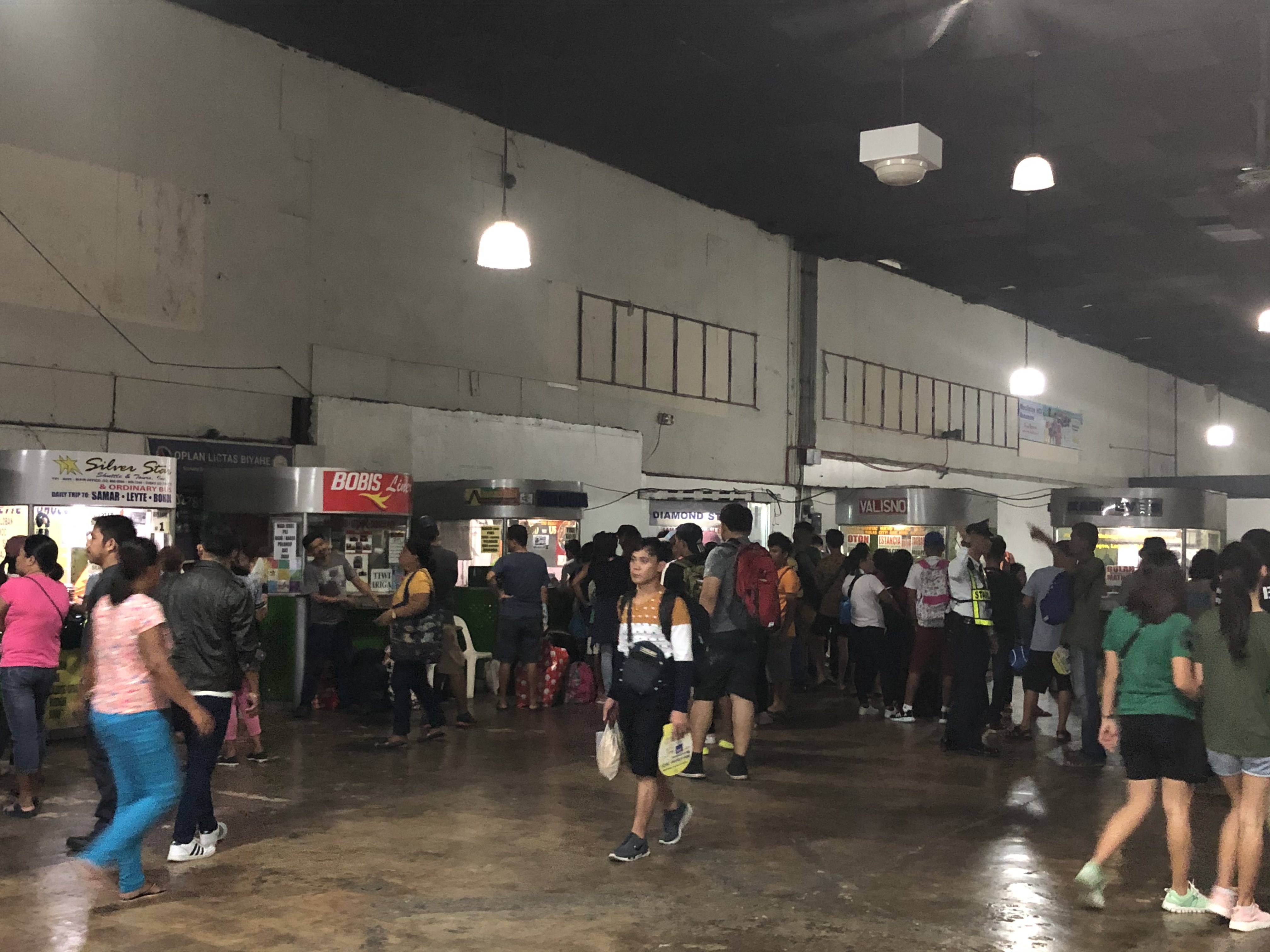 hristmas season travellers flock to the Araneta bus terminal in Cubao, Quezon City on Saturday to book trips to the provinces ahead of Christmas Day.