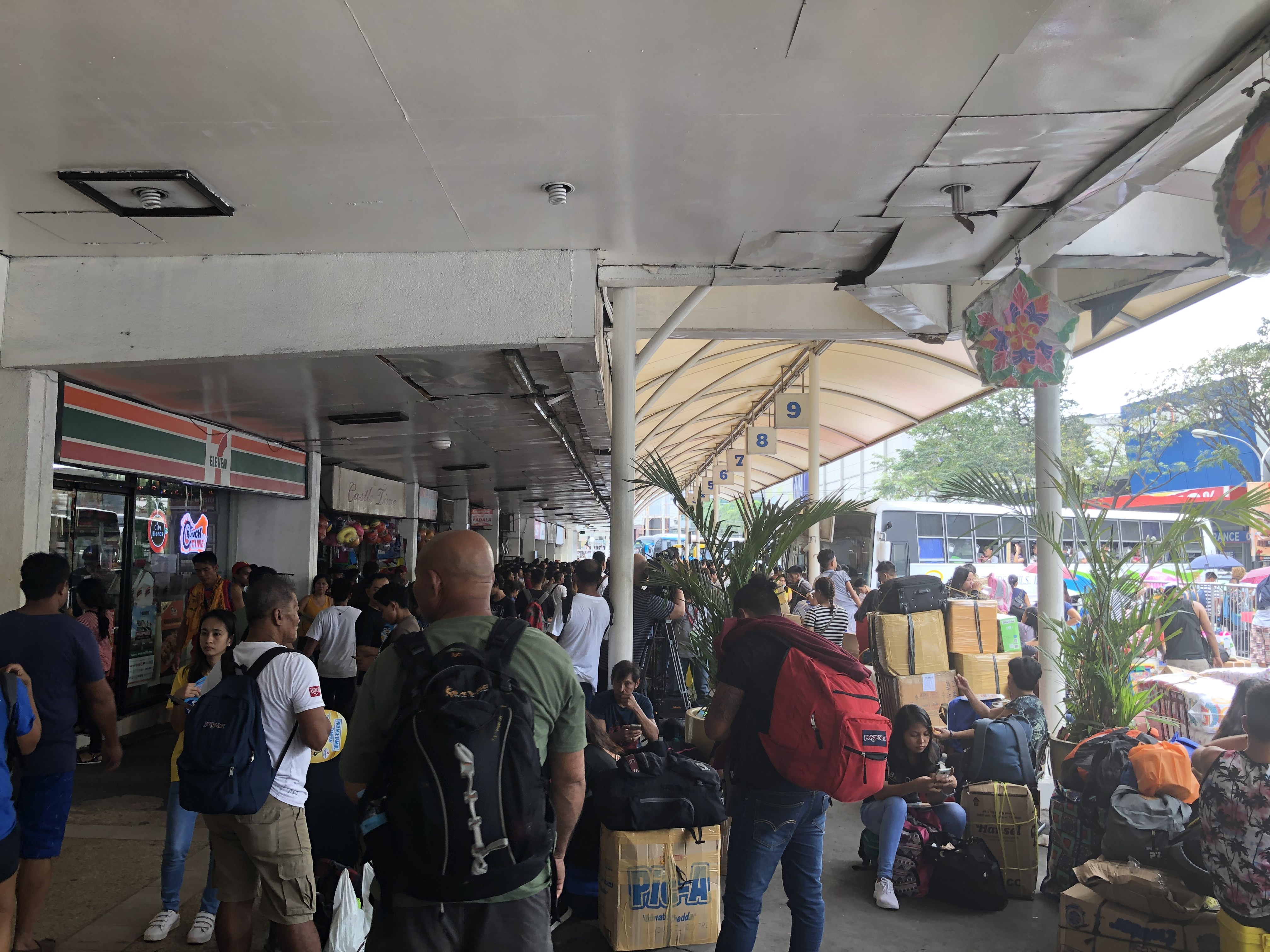 hristmas season travellers flock to the Araneta bus terminal in Cubao, Quezon City on Saturday to book trips to the provinces ahead of Christmas Day.