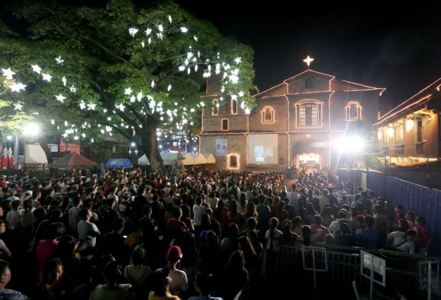 TRADITION In this 2017 file photo, churchgoers in Las Piñas gather to hear the first Mass of the Simbang Gabi. —MARIANNE BERMUDEZ
