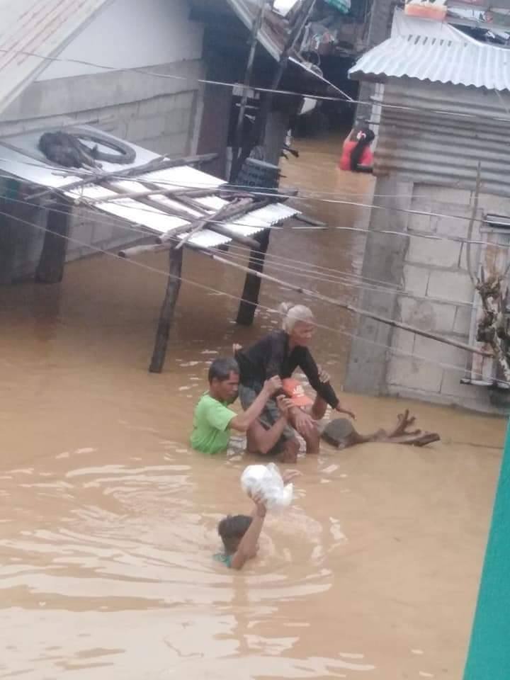 LOOK: Isabela residents call for help amid flash floods | Inquirer News