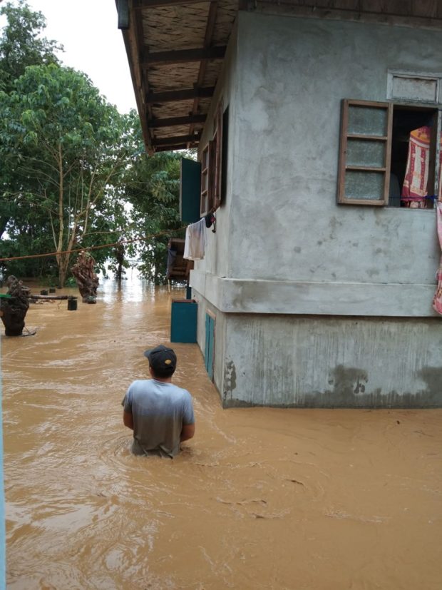 LOOK: Isabela residents call for help amid flash floods