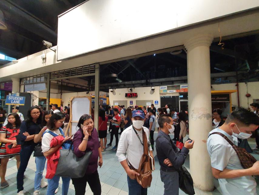 Passengers waiting to get inside the MRT Cubao station. Photo from Bayan Muna Party-list.