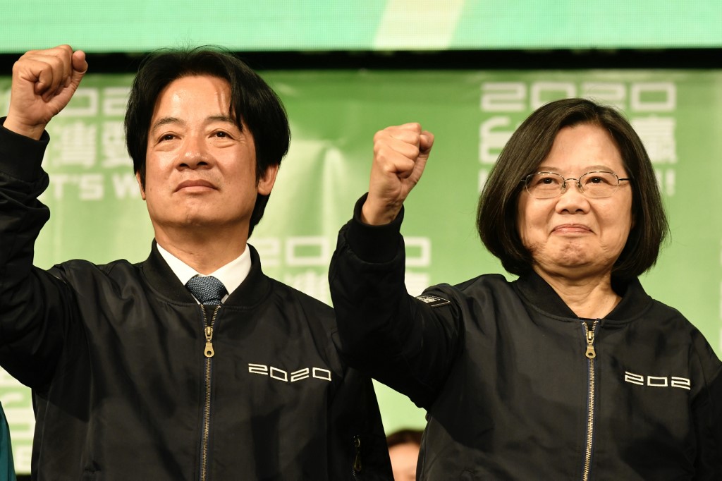 Taiwan President Tsai Ing-wen (R) and Vice President-elect William Lai (L) gesture outside the campaign headquarters in Taipei on January 11, 2020. - President Tsai Ing-wen declared victory in Taiwan's election on January 11 as votes were being counted after an election battle dominated by the democratic island's fraught relationship with China. (Photo by Sam Yeh / AFP)