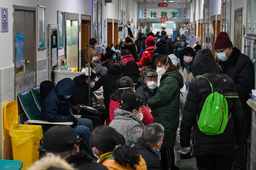 People wearing facemasks to help stop the spread of a deadly virus which began in the city, wait for medical attention at Wuhan Red Cross Hospital in Wuhan on January 25, 2020. - The Chinese army deployed medical specialists on January 25 to the epicentre of a spiralling viral outbreak that has killed 41 people and spread around the world, as millions spent their normally festive Lunar New Year holiday under lockdown. (Photo by Hector RETAMAL / AFP)