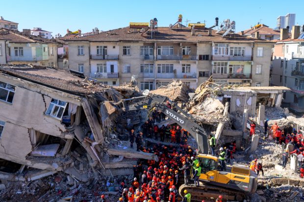 Residents fear aftershocks more than cold after Turkey quake
