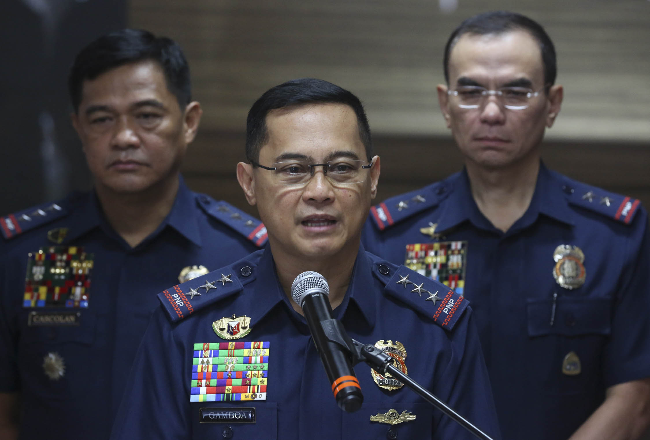 PNP chief Gen. Archie Gamboa (center)