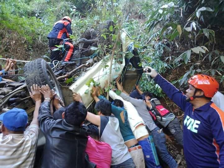 1 dead, 11 hurt as van plunges into ravine in Benguet town Inquirer News