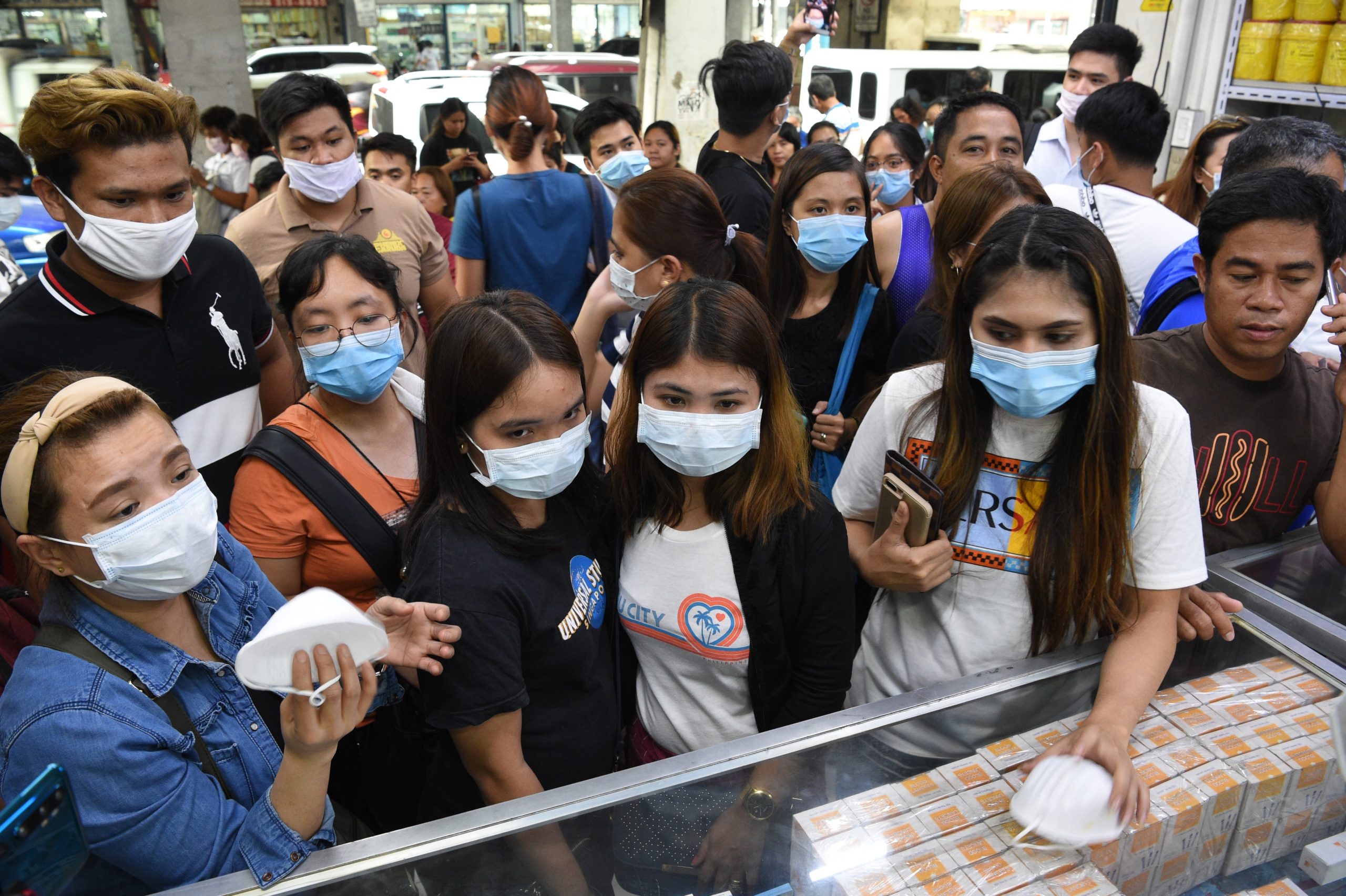 Самое массовое заболевание. Китай маски коронавирус. Толпа людей в масках. Люди в масках в Китае. Человек в маске.
