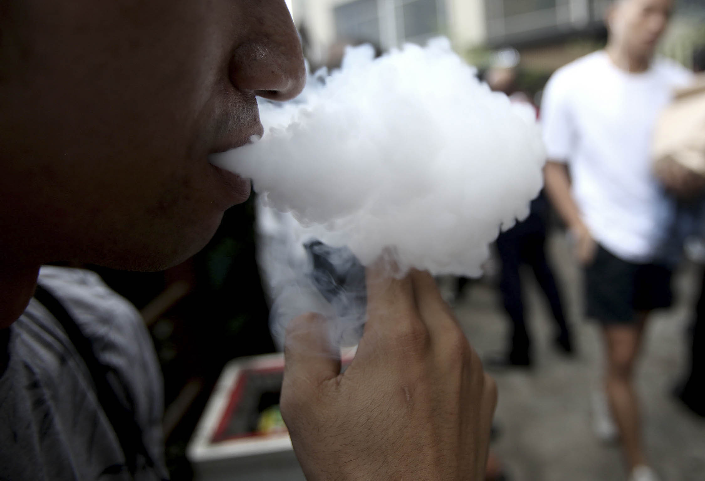 Senate bill bars celebrities, influencers from endorsing vapes, heated tobacco products