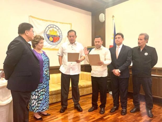 PDP-Laban loses another member in the House of Representatives as Biliran Rep. Gerryboy Espina takes his oath as member of Lakas-CMD