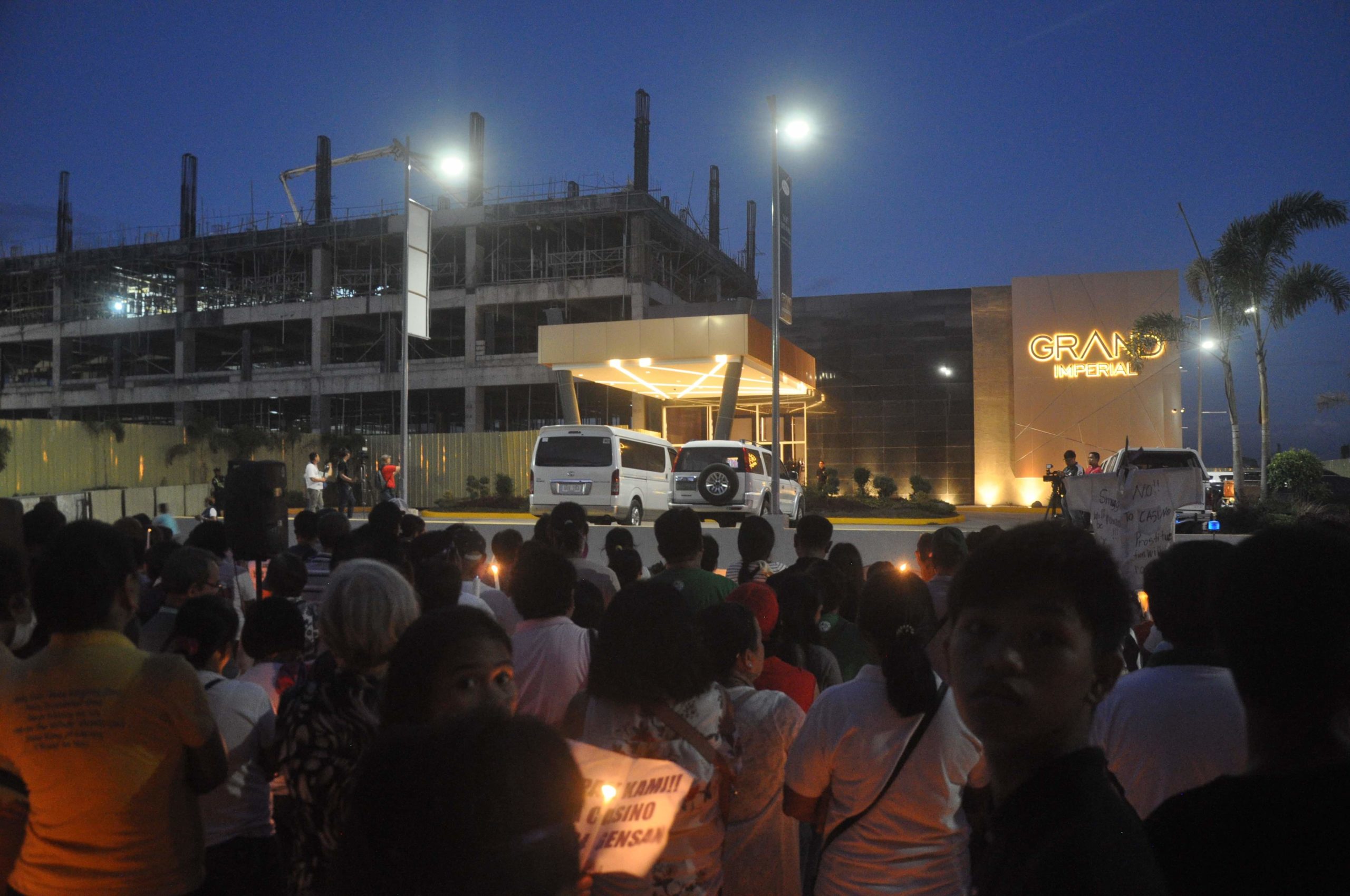 Over 2,000 people stage a prayer rally on Tuesday evening to oppose the operation of a casino in General Santos City.
