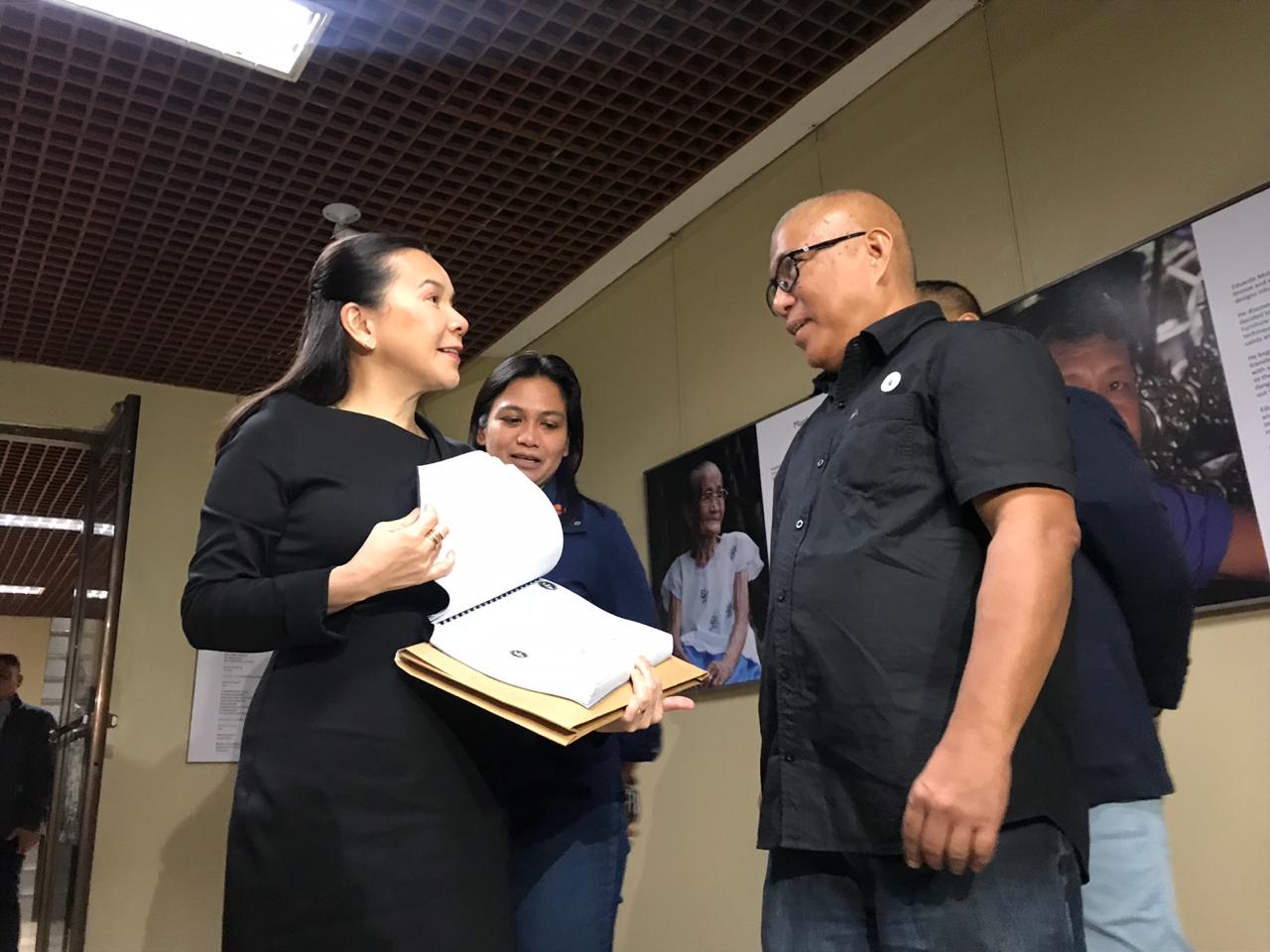 NUJP chair Nonoy Espina hands over to Senator Grace Poe the groups petition, which has garnered over 200,000 signatures, calling on Congress to immediately pass the bill seeking the renewal of ABS-CBN’s franchise. Photos by Christia Ramos/INQUIRER.net
