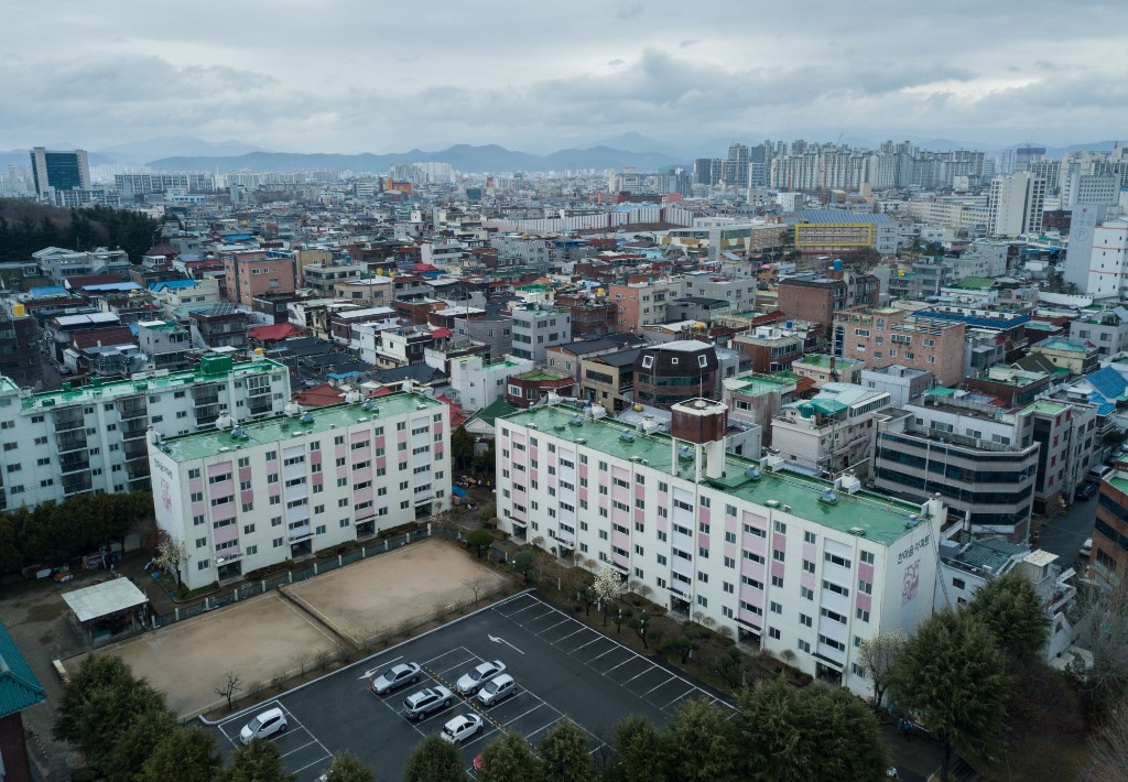 A photo taken on March 10, 2020 shows an apartment complex reserved for young, poor women, which has seen nearly a third of its 142 residents test positive for the COVID-19 novel coronavirus, in Daegu. - Behind a closed metal gate and a sign barring entry to outsiders, a social housing complex in Daegu where dozens of religious sect members are quarantined symbolises the group's role in South Korea's coronavirus outbreak. (Photo by Ed JONES / AFP) / To go with AFP story SKorea-health-virus-religion, Focus by Kang Jin-kyu