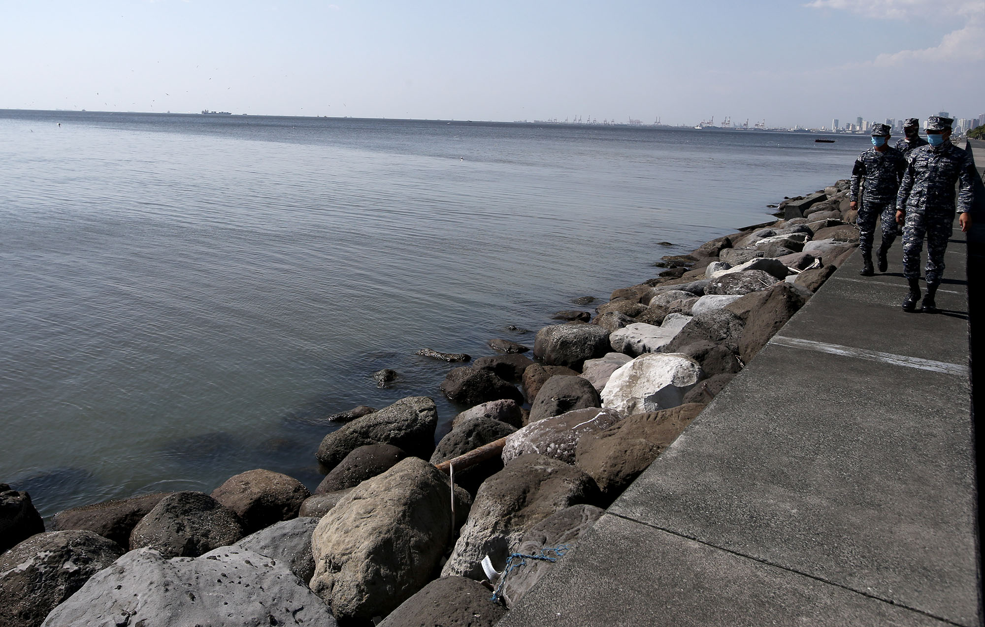 MANILA BAY GREENISH COLOR / MARCH 27, 2020 The water of Manila Bay at the portion of Mall of Asia in Pasay City turn into greenish colour amid the enhanced community quarantine. INQUIRER PHOTO / RICHARD A. REYES