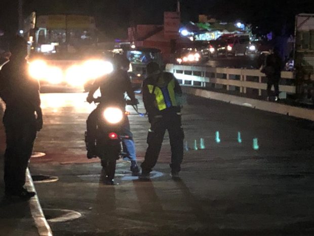 Police checkpoint at the border of Caloocan City in quarantined Metro Manila and San Jose del Monte, Bulacan. INQUIRER.NET PHOTO/DENNIS MALIWANAG