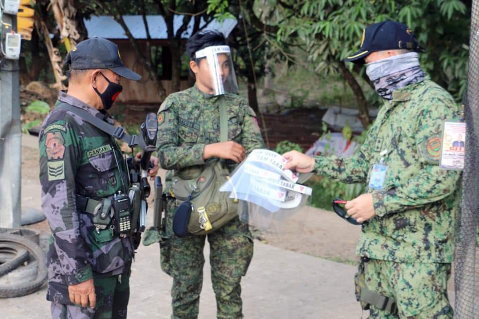 Worried over COVID-19, troops wear spit shields in Zamboanga del Sur ...
