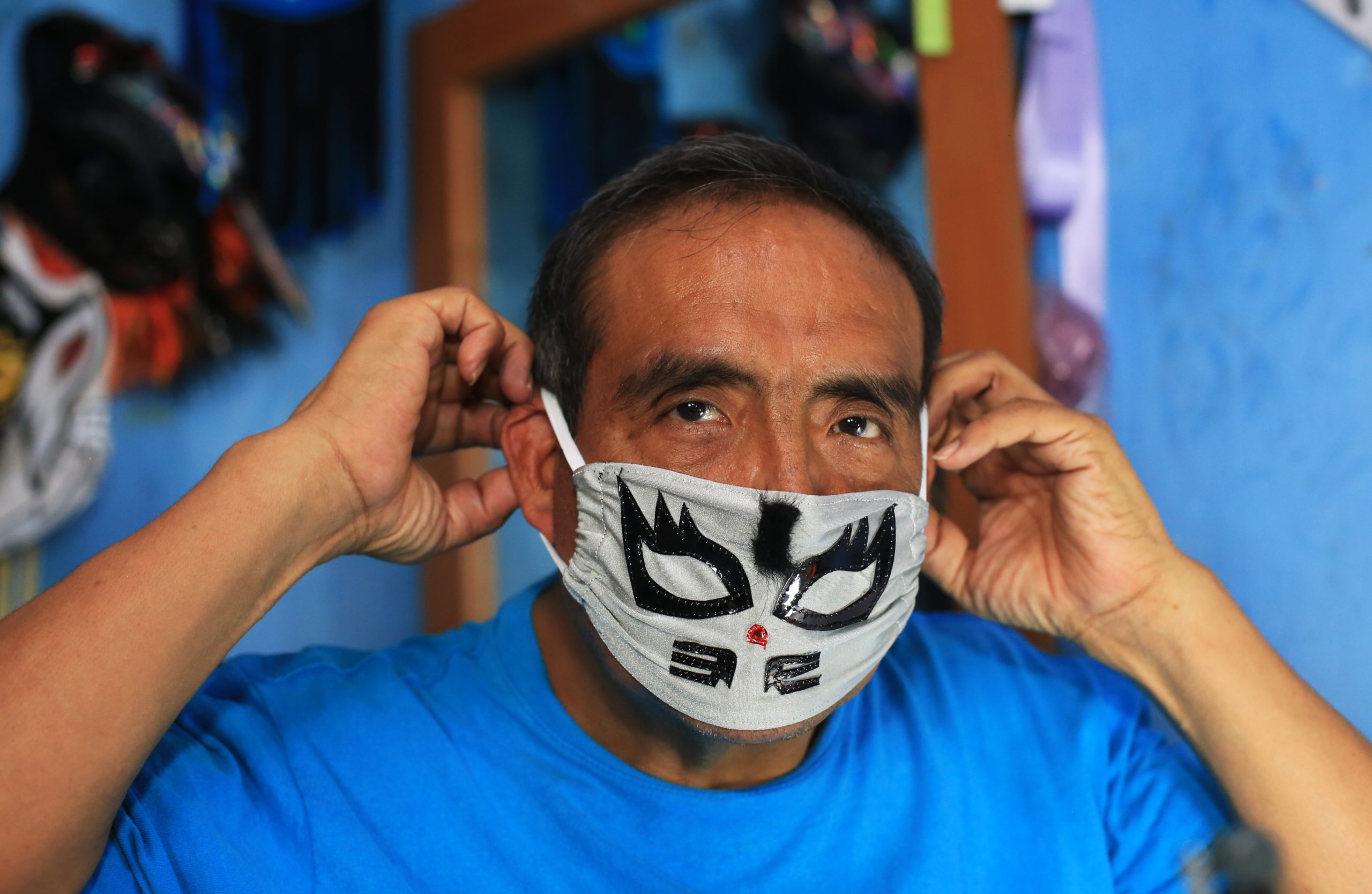 Global face. Луча Либре маски. Маска ares. Mexican Fighter Mask. Мексика люди в городе маски ковид.
