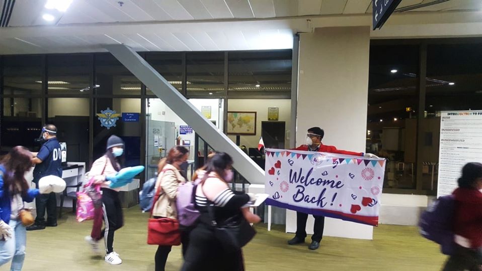 60 OFWs from New Zealand arrive in Manila on April 20, 2020. (Photo courtesy of the DFA-Office of the Undersecretary for Migrant Workers’ Affairs)